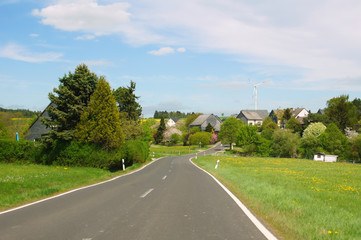 Strasse nach Wahlenau im Hunsrück nahe dem Idarwald
