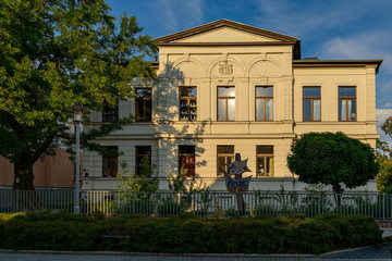 Fototapeta na wymiar Unter Denkmalschutz: die prachtvolle Fassade der Arche-Schule (ehemaliges Maltzaneum) in Waren