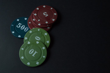 fichas de poker isoladas em fundo preto