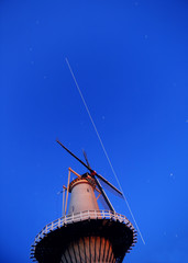 オランダ風車と国際宇宙ステーション