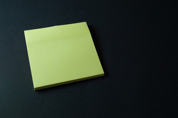 post-it amarelo isolado em fundo preto