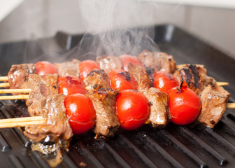 Preparation of steak skewers on grill pan