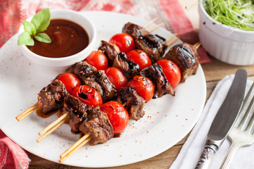 Balsamic steak skewers with cherry tomatoes