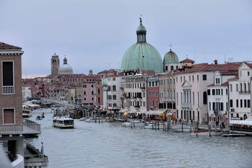 Fototapeta na wymiar Canal Grande Venezia Biennale tempo