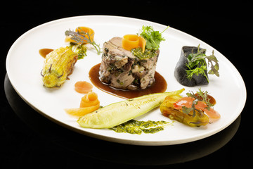 Epaule d'agneau confite aux herbes grasses