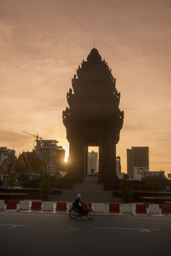 CAMBODIA PHNOM PENH INDEPENDENCE MONUMENT