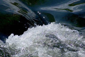 Kleine Stromschnelle / Flussstufe, Nahaufnahme, Makro