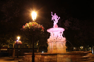 statue de neptune sur la place carnot à carcassonne en france