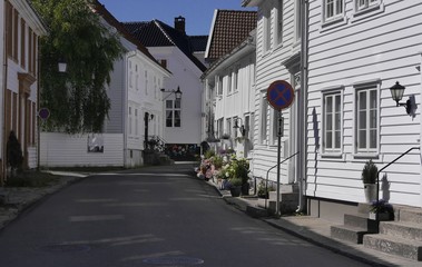 Morgens in der historischen Altstadt von Flekkefjord, Südnorwegen