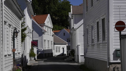 Morgens in der historischen Altstadt von Flekkefjord, Südnorwegen