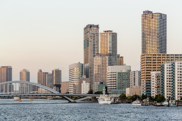 Naklejka premium 夕暮れの東京の街