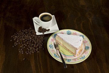 Himbeertorte eine tasse Kaffee auf Holzhintergrund mit sicht von oben