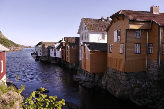 Historische Bootsh&auml;user in Sogndalstrand