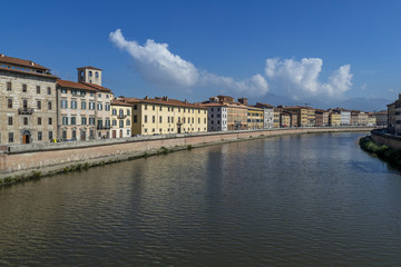 Fototapeta na wymiar Old Town of pisa at the Arno river