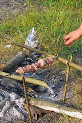 puts on a shashlik on a skewer