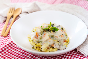Seafood ​​tagliatelle cream sauce and vegetables