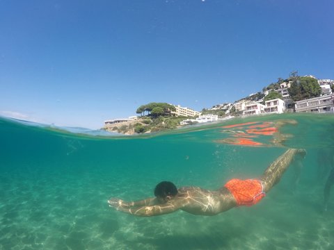 Chico buceando en mar de aguas cristalinas (Half photo)