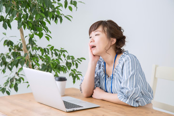 居眠りするビジネスウーマン