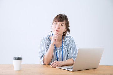 考えるビジネスウーマン