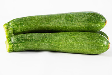 Drei grüne Zucchini isoliert