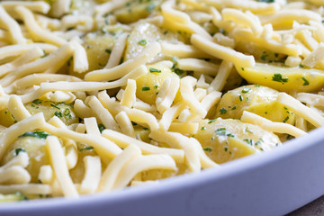 Kartoffelgratin ungebacken in einer Auflaufform