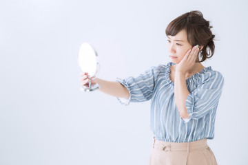 肌トラブルに悩む女性