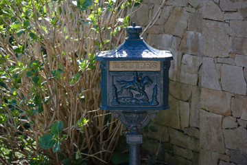 Boite à lettre  ancienne .