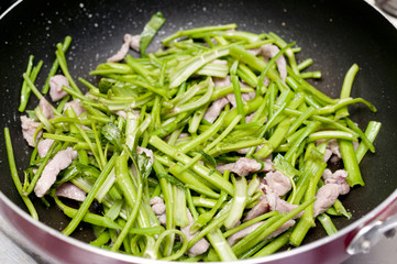 空芯菜の炒め物（料理中）