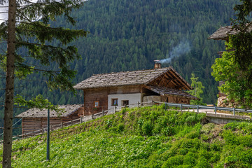 Fototapeta na wymiar Bergbauernhof bei Sankt Nikolaus im Ultental, Südtirol 