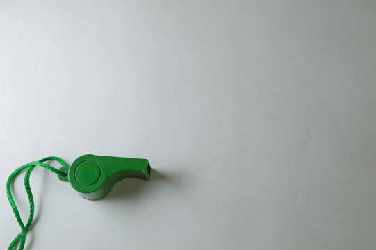 apito verde de futebol isolado