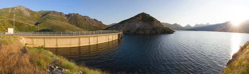 Papier Peint photo Barrage Vue panoramique d& 39 un barrage en béton d& 39 un barrage dans un réservoir, entre les montagnes au coucher du soleil