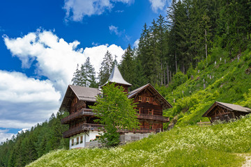 Fototapeta na wymiar Villa bei Sankt Nikolaus, Ultental, Südtirol