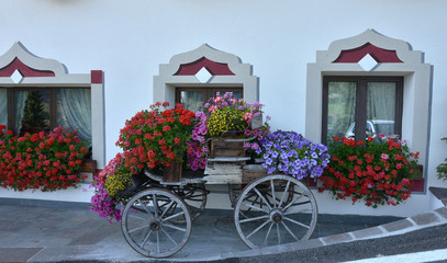 Fototapeta na wymiar Blumenschmuck vor Hotell Sassongher in Corvara; Dolomiten; Suedt