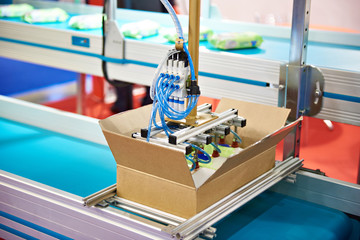 Arm robot manipulator for packaging products in cardboard box