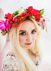 Naklejka premium Cute girl in a colored wreath