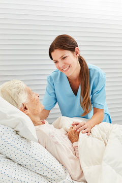 Krankenschwester kümmert sich um kranke Seniorin