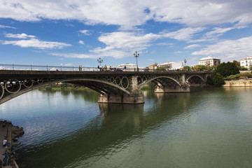 Fototapeta na wymiar Puente de Triana sobre el río Guadalquivir en Sevilla