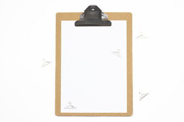 Klemmbrett mit weißem Blatt Papier und Papierclips