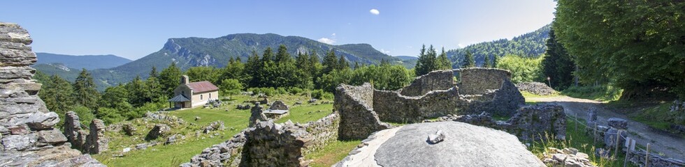 Fototapeta na wymiar Panorama du hameau de Valchevrière dans le Vercors, Villard-de-Lans, Isère, France