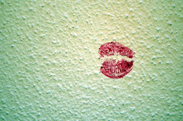 Kussmund auf einer Mauer