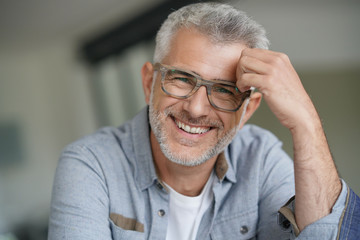 Middle-aged guy with trendy eyeglasses - obrazy, fototapety, plakaty
