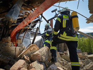 Feuerwehr - Feuerwehrmänner löschen Brand 