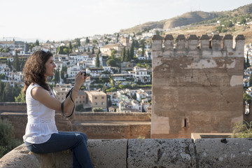 Fototapeta na wymiar Turista toma fotografías en los alrededores de la Alhambra