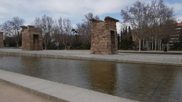 Walking at Debod Temple in Madrid - the famous templo de Debod