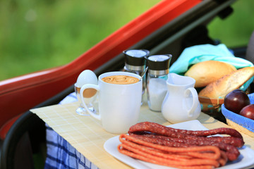 Piknik w bagażniku samochodu, kabanosy, kawa, jajko gotowane.