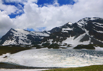 Alpin lake in front of mountains