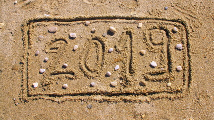 2019,date sur le sable et galets