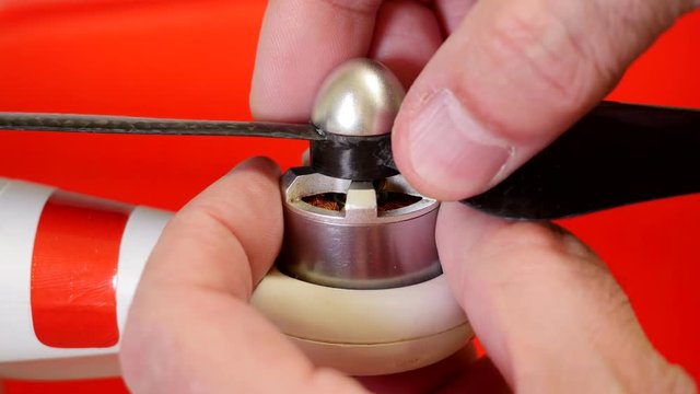 Removing and re-installing the propeller of a quadcopter with aluminum alloy prop adapter for quick release. Detachable main propellers solve the transportation problem of remote controlled multicopte