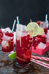 Cocktail mit Johannisbeeren und Limette