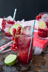 Cocktail mit Johannisbeeren und Limette